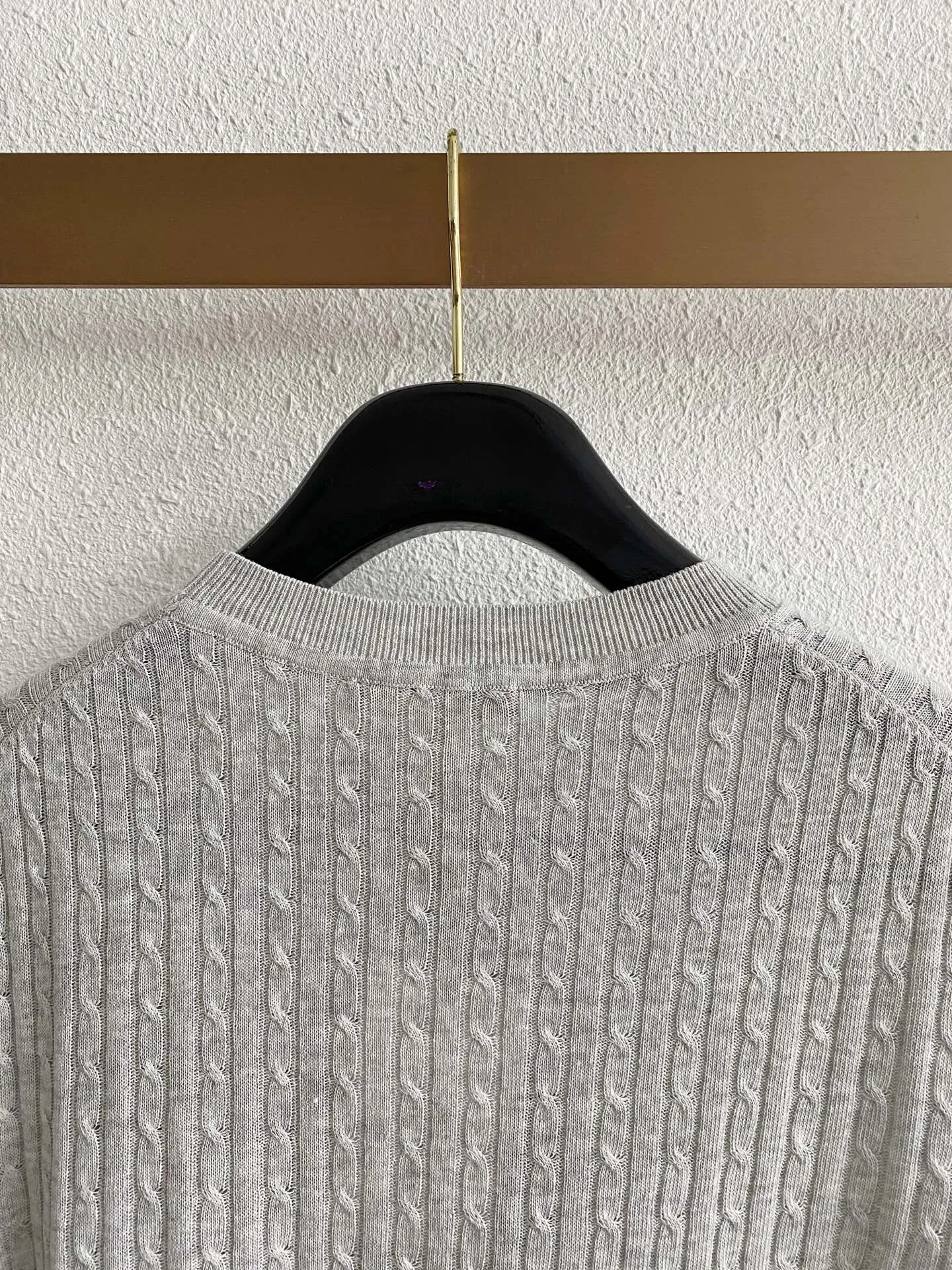 Loro Piana Vertical Twist Twist Round Neck Knitted Short Sleeve Fabric: High-count fine knitted yarns are selected, and the Classic three-dimensional cable knitting process is used to create a vertical twist texture. After multiple rounds of softening pre-treatment, the rough and itchy feeling of ordinary cable fabrics is eliminated, and it is soft and skin-friendly; The micro gaps formed by the knitting enhance the air circulation effect, and the spring and summer Breathable effect is outstanding, perspiration is not easy to stick to the back; The fabric texture has a natural matte texture, which is not easy to show signs of wear and shine. It has excellent toughness and is not prone to pilling and snagging for daily wear. It is a high-end old-money style knitted fabric with a rich sense of detail. Style and details: Optimized right-shoulder round-neck style, with dense ribbing at the neckline, excellent shaping effect, long-term wear and repeated washing, it is not easy to collapse the collar or become loose; short-sleeve cuffs are narrow ribbing, neatly cut, and the cuffs will not shift randomly when raising hands in daily life; the body adopts a moderate straight style, the vertical twist pattern visually elongates the body shape, cleverly modifies the waist and upper body contours, and is more tolerant to fatter figures; The ribbing at the hem is flat and gathered, and the wiring is precisely hidden. The entire piece abandons the conspicuous external logo and relies on the cable texture to present texture. The details are low-key and elegant, and it is suitable for various daily matching ideas. Color selection: Three low-saturated colors: soft oatmeal, light fog gray, and dark charcoal gray, suitable for commuting to work, holiday travel, and daily leisure travel. Style positioning: Italian Retro is for light business, elegant daily casual, and light luxury vacation wear. The shape is very inclusive and can be worn by both men and women. It has a high-end texture when worn alone. It can also reveal exquisite texture details when layered with a suit jacket, making it easy to create a textured outfit. Sizes:M-3XL